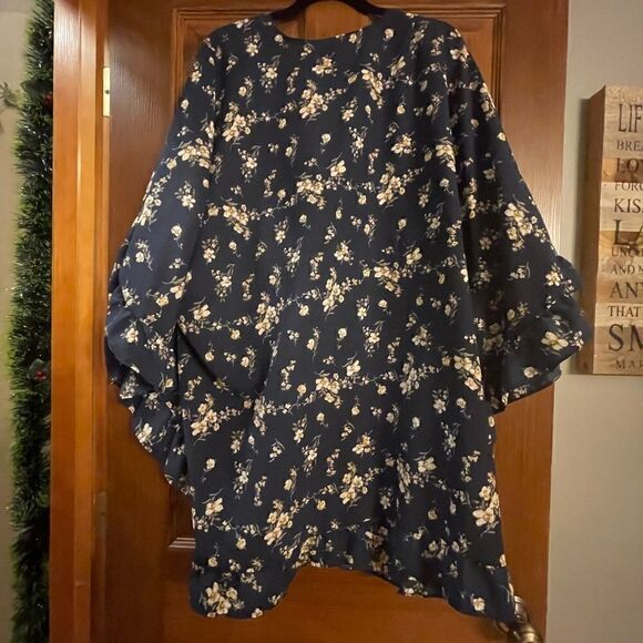 Floral Shawl/Coverup  - Picture 4 of 6
